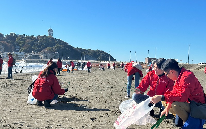The scene of beach cleaning in Enoshima, Kanagawa Prefecture