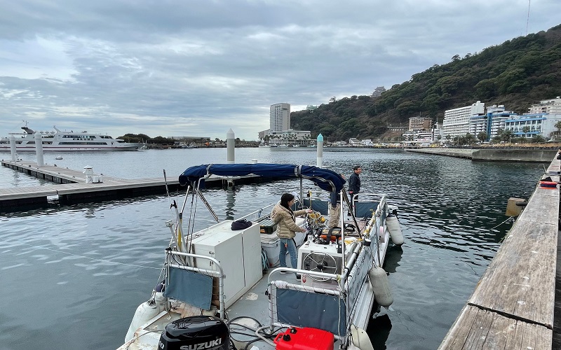 神奈川県江ノ島での海のゴミ拾いの様子
