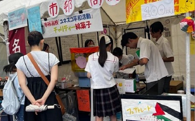 綿菓子のチャリティー販売。売上金を使ってパレスチナやカンボジアの学校を支援