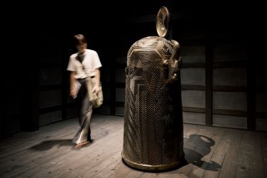 展示エリアのひとつ、樂翠亭美術館での展示風景 金理有《煌金彩虚視線刻入道》2023年 陶 Photo: Nik van der Giesen
