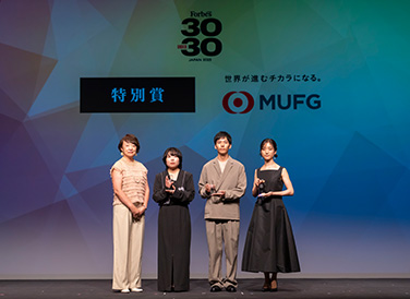 経営企画部部長飾森と受賞作家3名（左から浅利 侑希さん、太田 魁さん、時田 早苗さん）